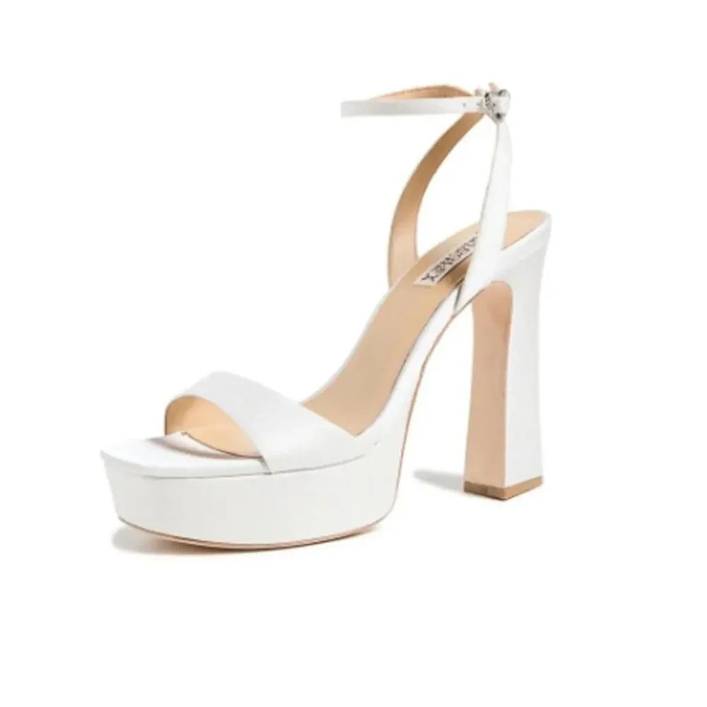 Badgley Mischka Women's White Heart Shaped Buckle Caia Pumps Size 8M
